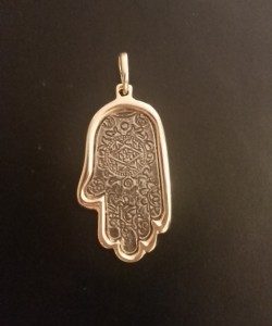 Mano de Fatima Bañadas en Oro con Peltre H8001