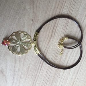 Collar de Cuero Bañado en Oro, con Piedras Naturales E-5199