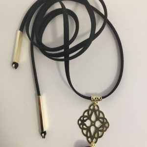 Collar de Gamuza Bañado en Oro con Piedra Natural