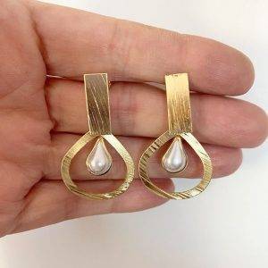 Aros con Perla Shell. bañados en oro