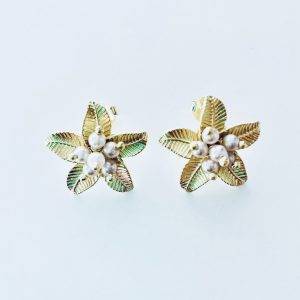 Aros Flor Con Perlas de Río Enchapado en Oro 3 Cm.