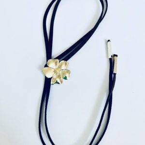 Collar Colgante Flor Enchapado en Oro con Camuza