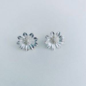 Aros Flor Enchapados en Plata 2,7 Cm.