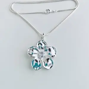 Collar Flor con Circón Enchapado en Plata 48 Cm.