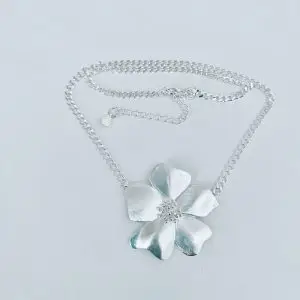 Collar de Flor Enchapado en Plata 45 Cm.