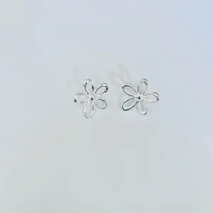 Aros Flor Enchapado en Plata 3,2 Cm