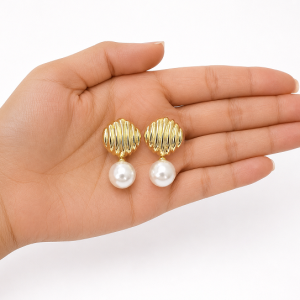 Aros Enchapados en Oro, con Perla shell 2,7 Cm.