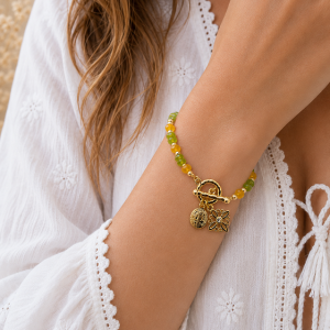Pulsera Enchapada en Oro con Accesorios diversos y Ágatas 18 Cm.